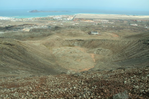 Fuerteventura - Der Krater des Bayuyos, Corralejo und die Isla de Lobos im Hintergrund