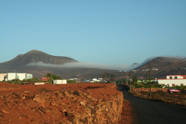 Fuerteventura - Morgennebel schiebt sich über die Berge